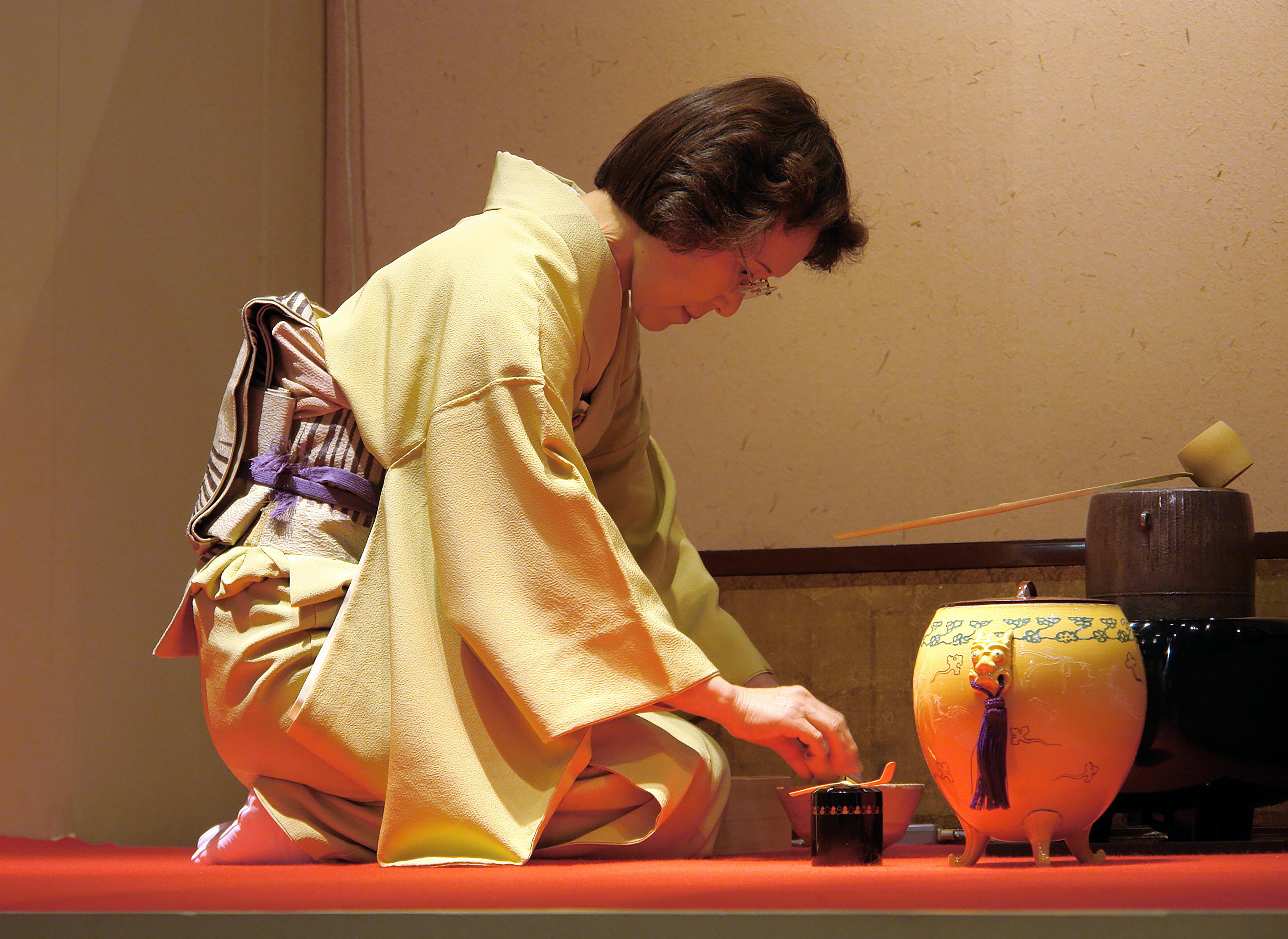 Servicio de té en un entorno japonés tradicional