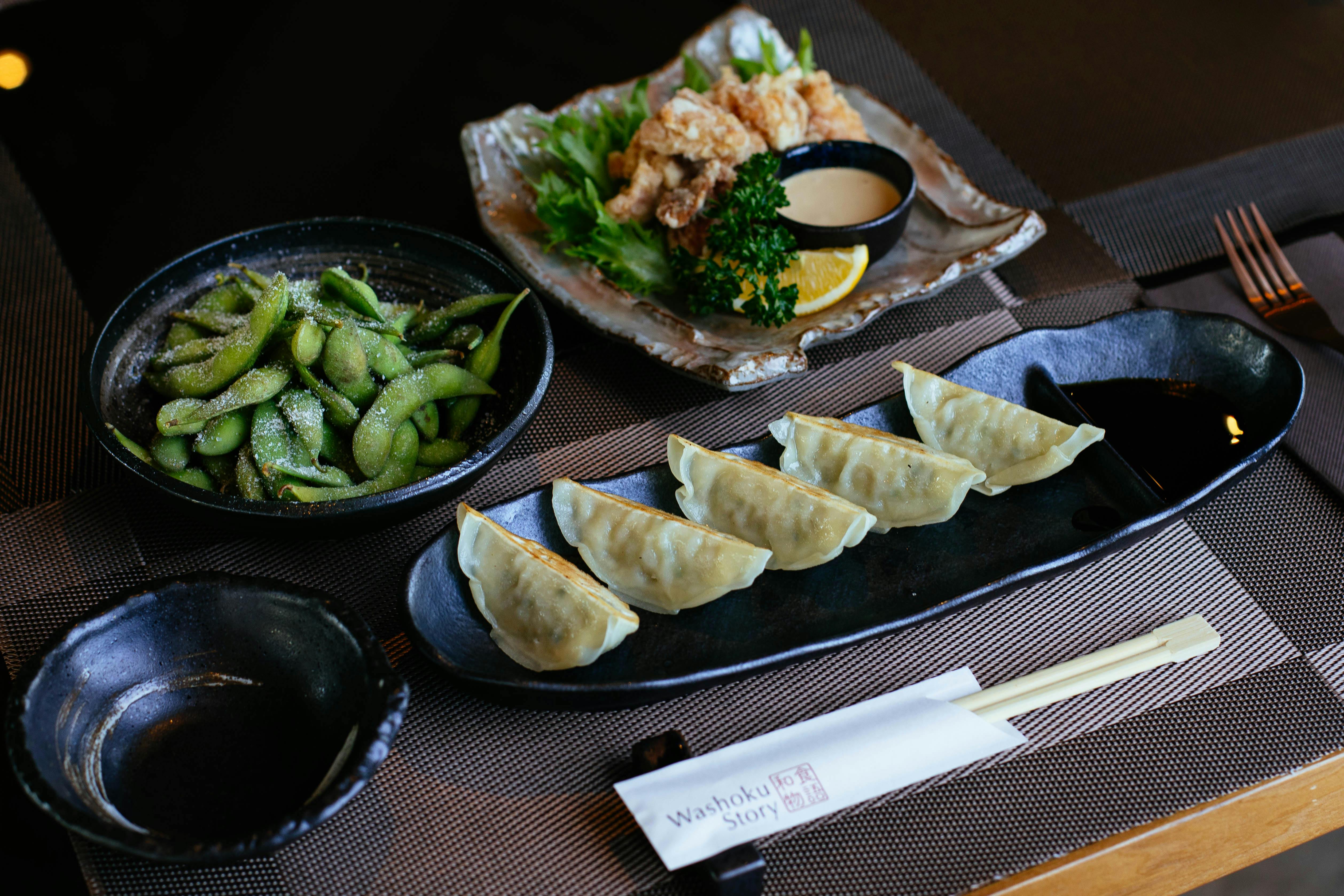 Mesa japonesa con una presentación gastronómica natural